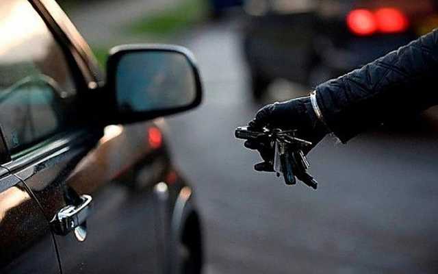 В Киеве автоугонщик заблудился и не смог выехать со двора