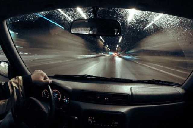 В центре Днепра водитель Ford сбил девушку на зебре: момент ДТП