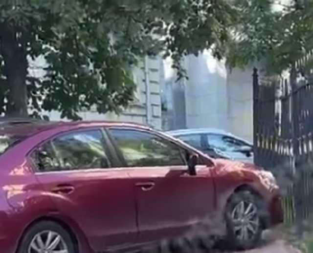 В центре Киева «герои парковки» нагло перегородили тротуарную зону