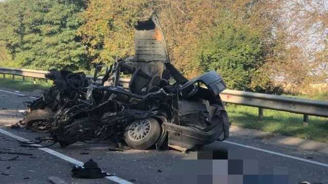 Часть трассы Киев – Чоп заблокирована из-за масштабного ДТП: жуткие фото