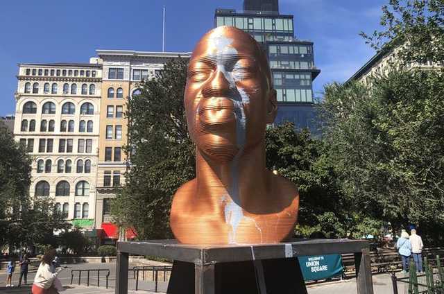 В Нью-Йорке облили краской статую Джорджа Флойда