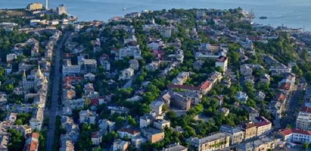 Оккупанты планируют сносить старые дома в Севастополе ударными темпами: что известно