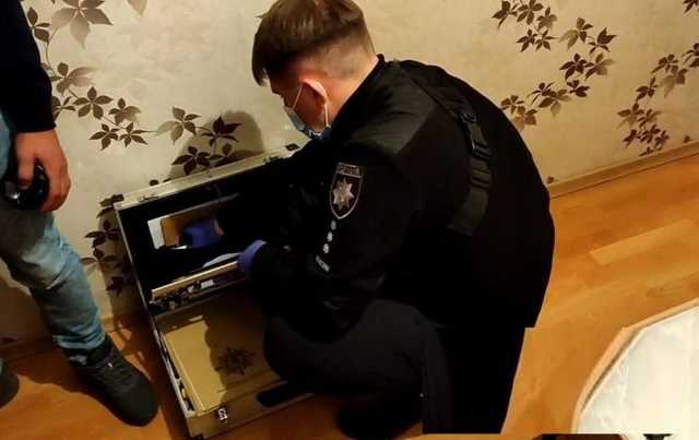 В Одессе мужчина напал с ножом на полицейского: его задерживал спецназ