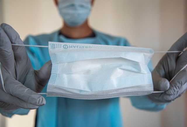В Минздраве призвали обязательно носить маски и менять их каждые два часа