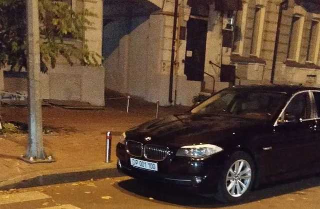 В Киеве автомобиль с дипномерами РФ припарковали с нарушением ПДД