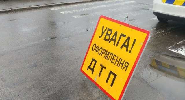 Под Львовом скорая сбила мужчину на переходе. Момент аварии попал на видео