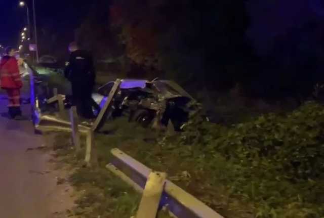 Под Киевом авто снесло отбойник и слетело с трассы, есть жертва
