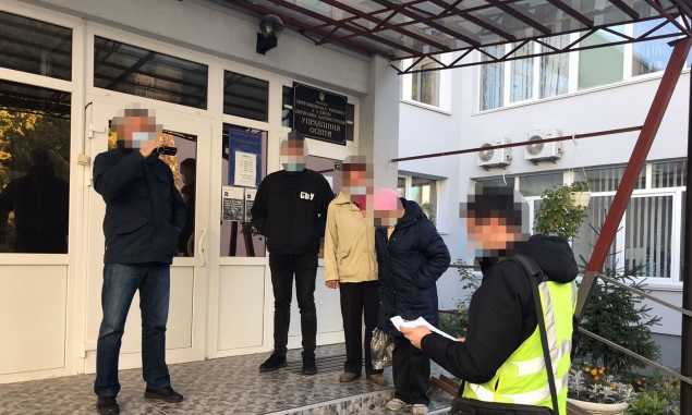 Прокуратура провела обыски в управлении образования Святошинской РГА и у подрядчиков