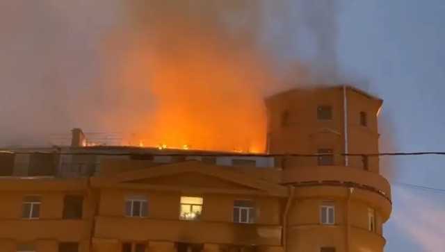 В Санкт-Петербурге загорелось здание в историческом центре