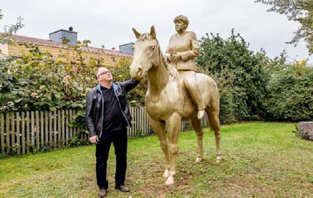 В Германии установили конную статую Меркель