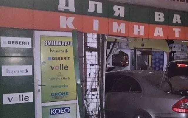 В Киеве Mercedes на скорости влетел в витрину магазина