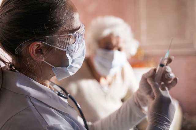 Почему людям 60+ необходимо вакцинироваться уже сегодня