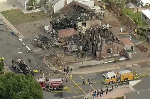 В США упал самолет в жилом районе: 12 домов повреждены, есть погибшие