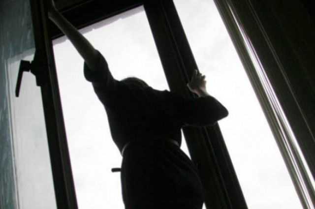 В Запорожье 14-летняя школьница выпрыгнула из окна многоэтажки