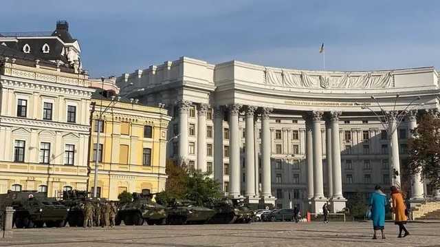 В центр Киева на Михайловскую площадь вывели военную технику