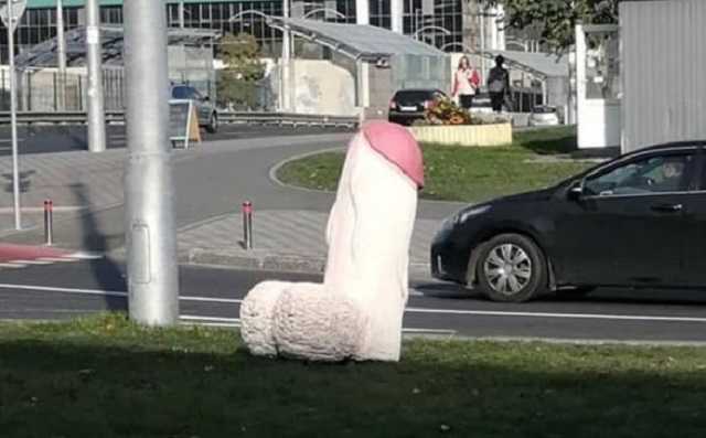 В Киеве установили скульптуру, похожую на фаллос, – соцсети