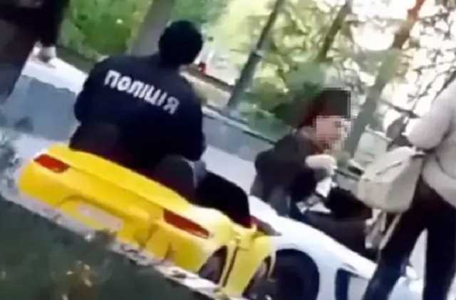 В Хмельницком пранкер надел полицейскую форму ради нового видео