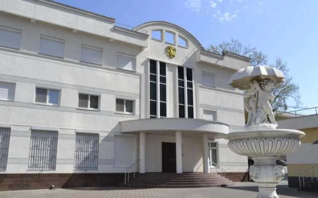 В Одессе ворота Генконсульства России облили краской