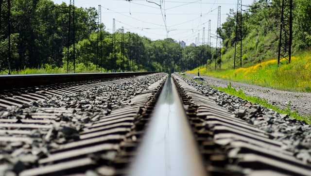 Сидел на рельсах и не реагировал: в Киеве электричка сбила мужчину