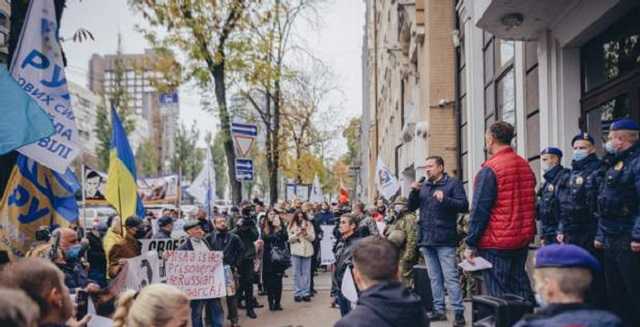 В Киеве под посольством Грузии люди вышли поддержать Саакашвили