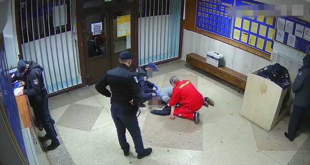 В Житомире полицейский избил задержанного в холле райотдела