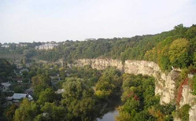 В Каменце-Подольском девушка сорвалась со скалы