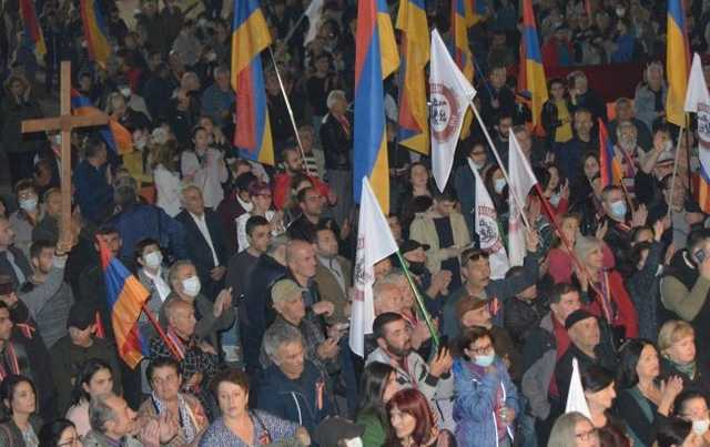 В столице Армении митингующие исполнили хит про Путина