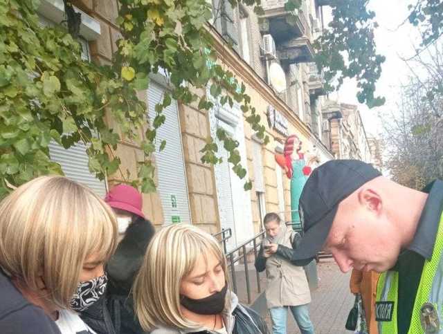 Орудуют по крупным ТЦ: в Днепре задержали воровок в париках