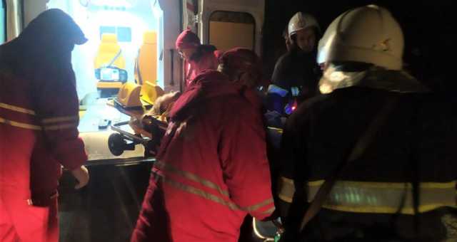 На Хмельниччині надзвичайники врятували дівчину, яка зірвалася зі скали