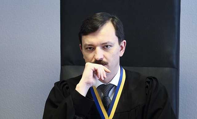 Глава Оболонского райсуда почти все имущество записал на безработную жену