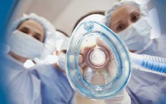 Львовские медики спасают мать троих маленьких детей: ее семья отказалась вакцинироваться от COVID-19