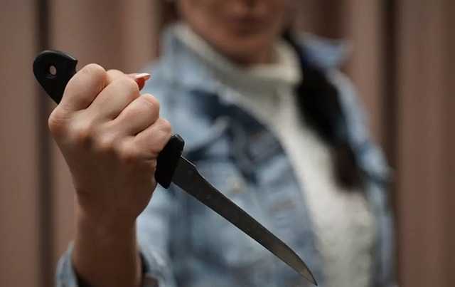 «То ли еще будет»: в Севастополе продавец с ножом накинулась на оккупационную полицию