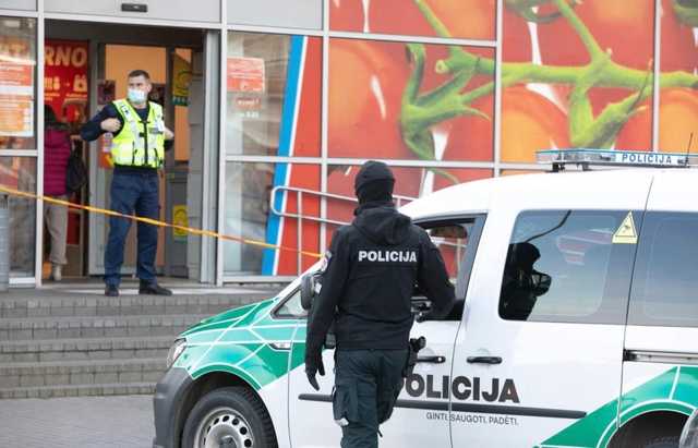 После просьбы надеть маску: в Литве покупатель выстрелил в охранника магазина