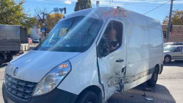 В Киеве пьяный водитель автокрана протаранил авто и пытался скрыться