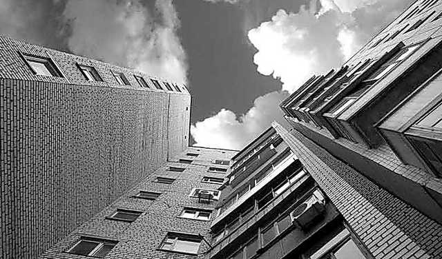 В Николаеве 15-летняя девочка выпала из окна многоэтажки и погибла на месте