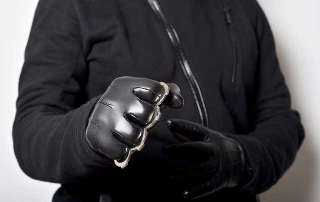 В Днепре мужчина бросил камень в 2-летнего малыша и ударил кастетом знакомого