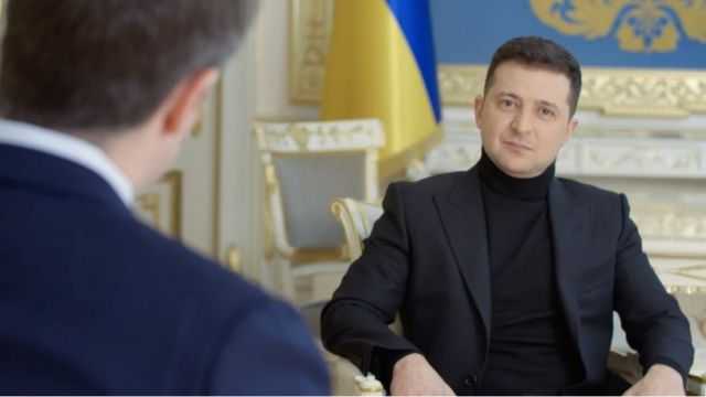 Охрана президента держит стенды о "Великом будівництве", чтобы Зеленского не ударило