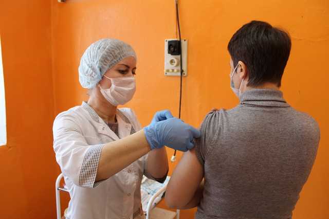 На Закарпатье начнут отстранять от работы непривитых людей