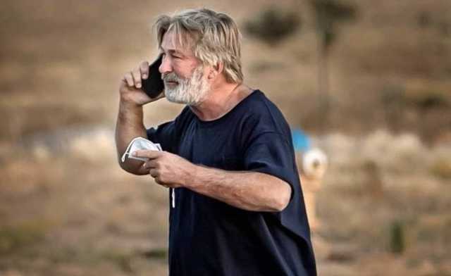 Отчаяние и слезы: появились фото Алека Болдуина после выстрела на съемках