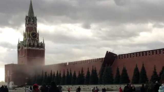 В Москве из-за сильного ветра отпал кусок стены Кремля