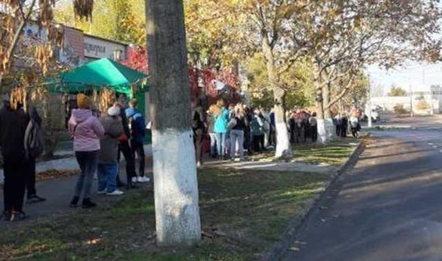 В Николаеве начались проблемы с транспортом: на остановках огромные очереди