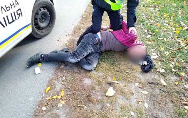 Под Киевом вооруженный мужчина ограбил магазин и стрелял в водителя грузовика