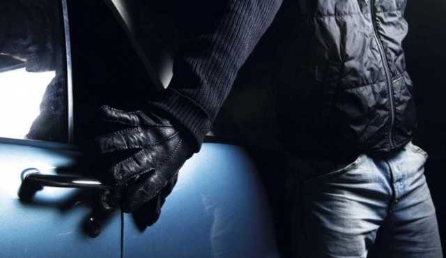 Появилось видео, как вор раскурочивает авто в центре Мелитополя