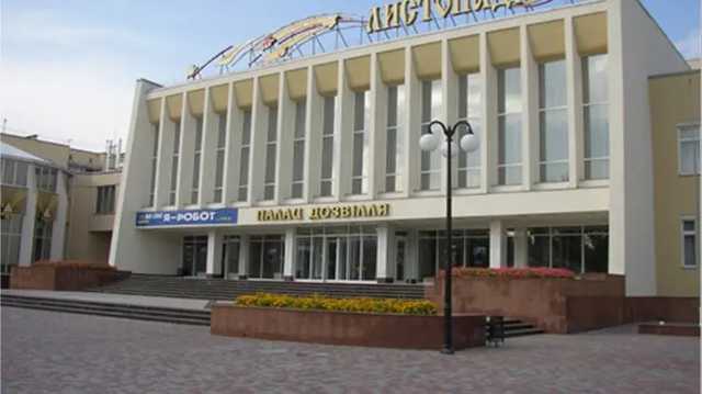 В Полтаве появились афиши спектакля "Клоун, который мечтал стать президентом"