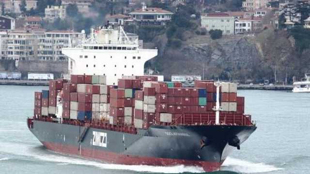 Угроза экологической катастрофы: у берегов Канады загорелось судно с химикатами