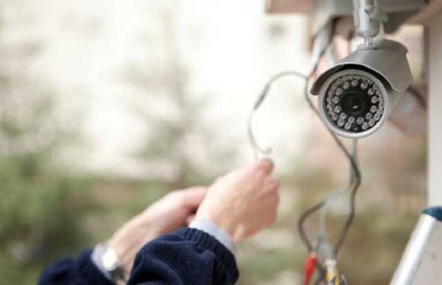 Сам себе «спалив»: у Луцьку на зупинці юнак вкрав камеру відеоспостереження