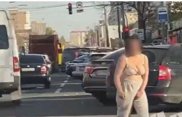 В Киеве по оживленной дороге гуляла полуобнаженная женщина