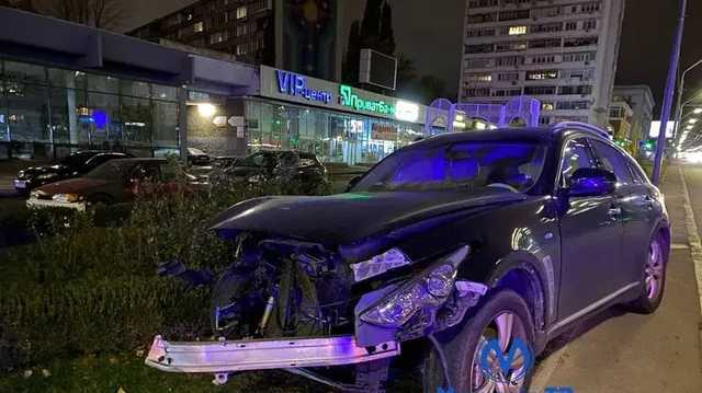 В Киеве Infinity врезался в отбойник и срикошетил на клумбу