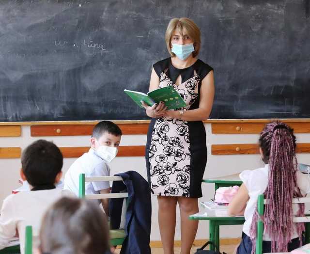 В Украине утвердили порядок отстранения от работы невакцинированных чиновников и учителей