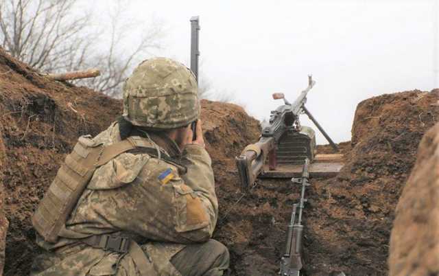 С начала суток боевики четыре раза обстреляли позиции ООС: одного из военных ранили